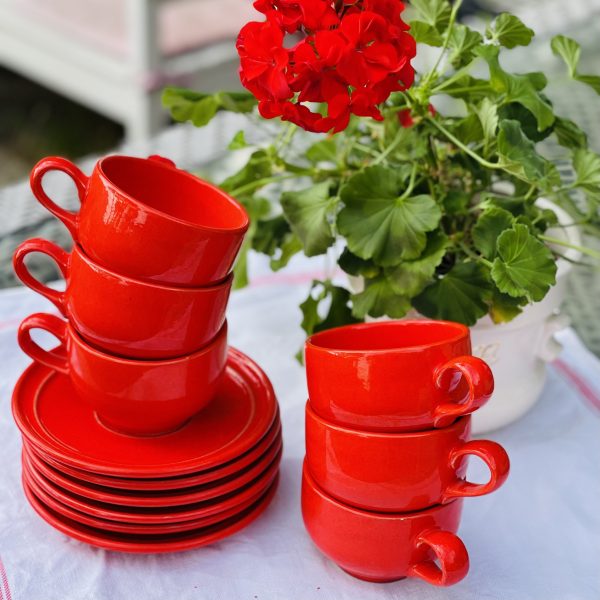 6 röda kaffekoppar med fat