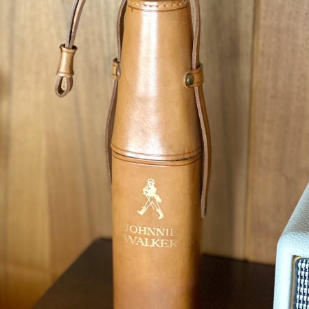 Läderfodral för flaska med logotype Johnnie Walker