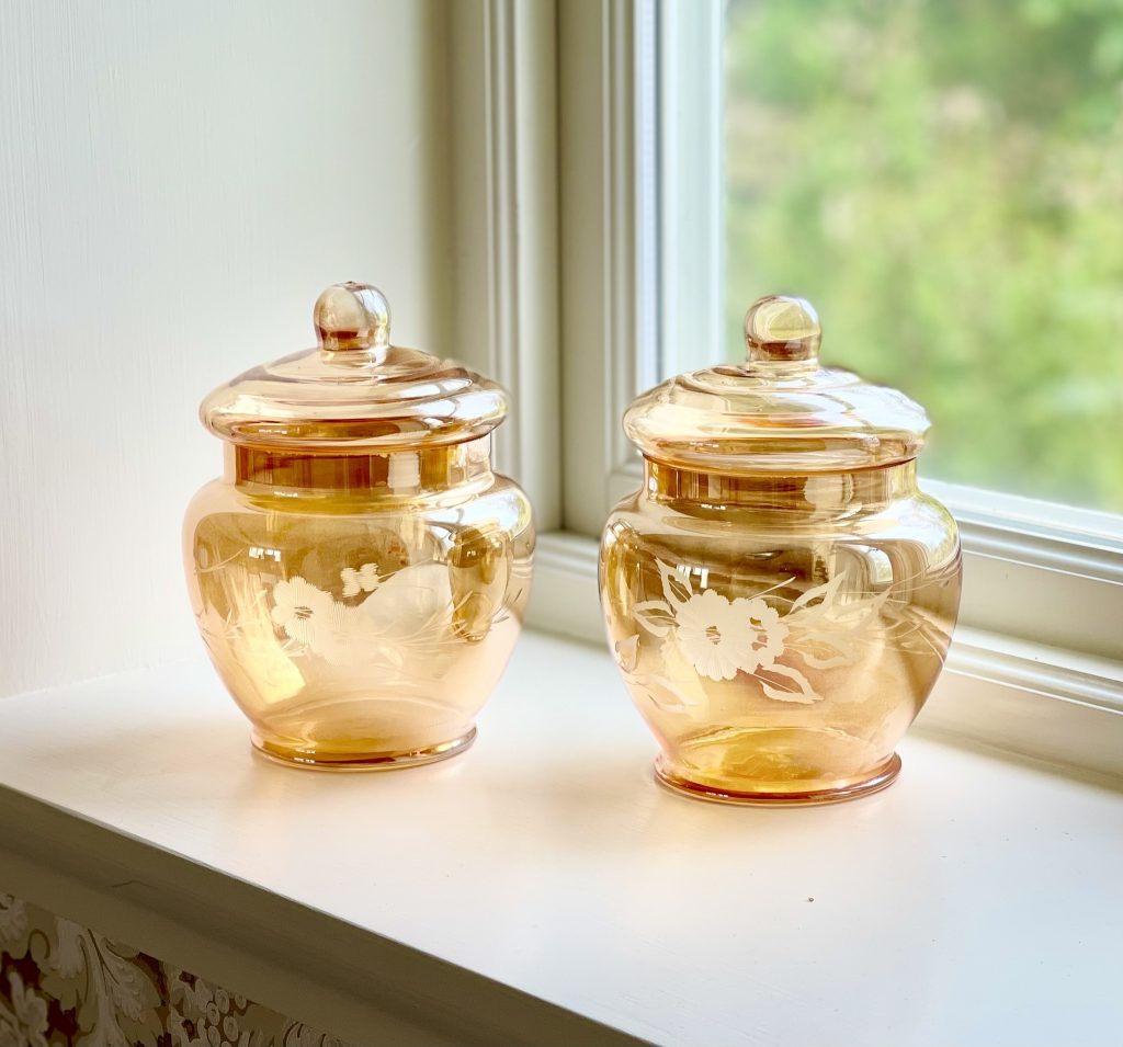 2 burkar i glas med lock