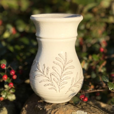 Vas med vit glasyr och reliefmönster