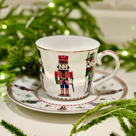 Kopp med fat "Nötknäppare"