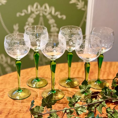 Set med sex stycken vitvinsglas med grön fot