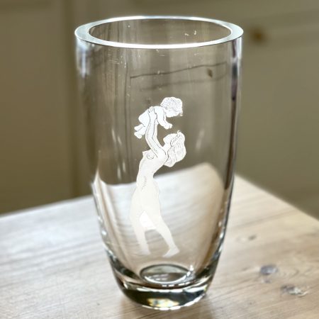 Kristallvas med kvinna och barn