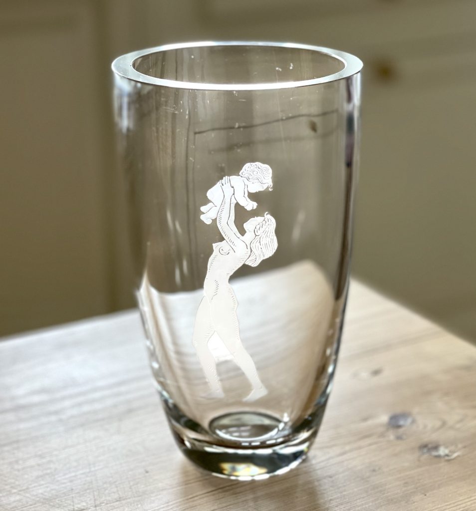 Kristallvas med kvinna och barn