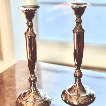 Ett par silverfärgade ljusstakar