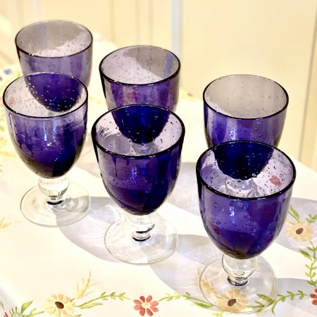 Sex stycken lila glas på fot