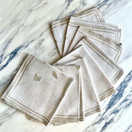 Åtta mönstrade servetter i naturfärgat linne