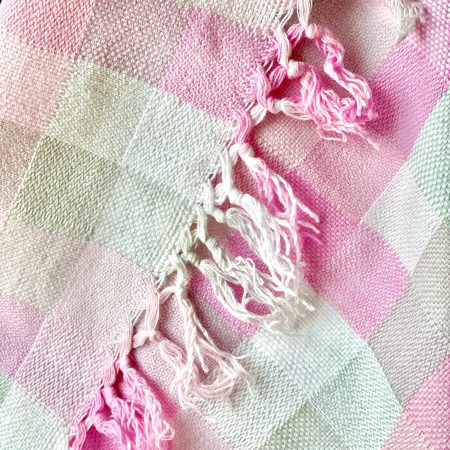 Bordsduk i bomull med frans (Obs! Liten fläck!)