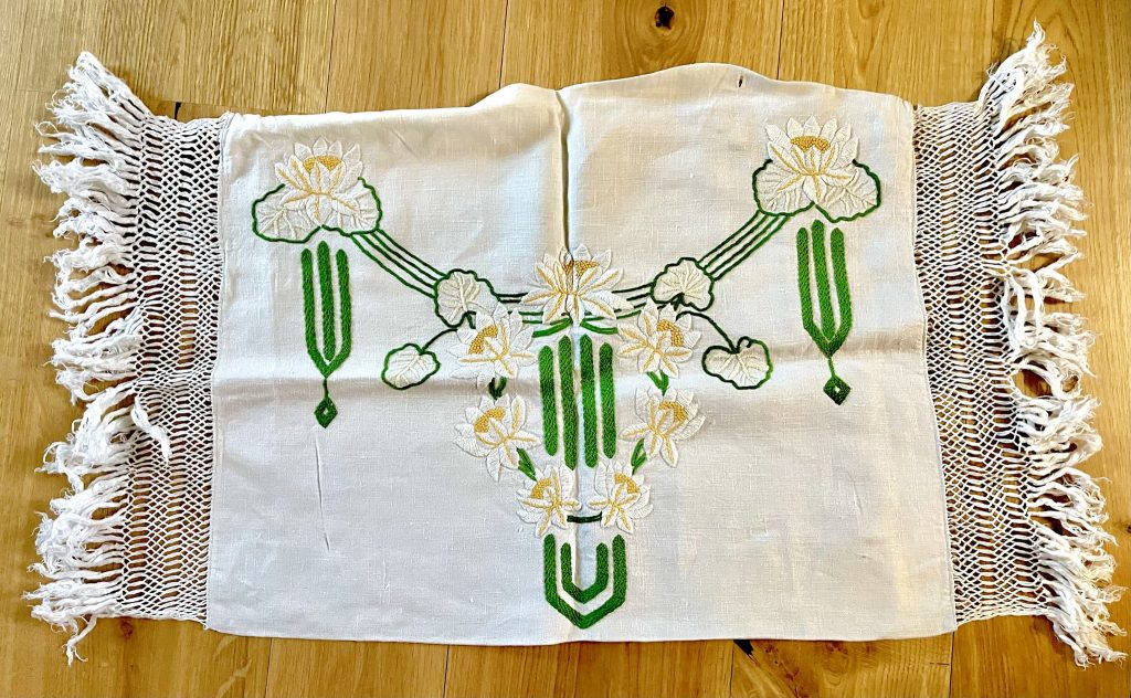 Broderat kuddfodral av linne (OBS! Liten fläck på baksidan)