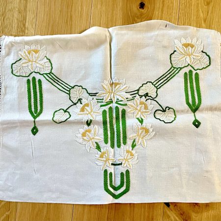 Broderat kuddfodral av linne (OBS! Liten fläck på baksidan)