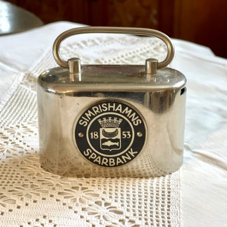 Sparbössa Nordia duplex av silverfärgad metall från Simrishamns sparbank