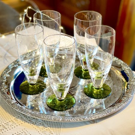 Set med 5 glas med grön fot