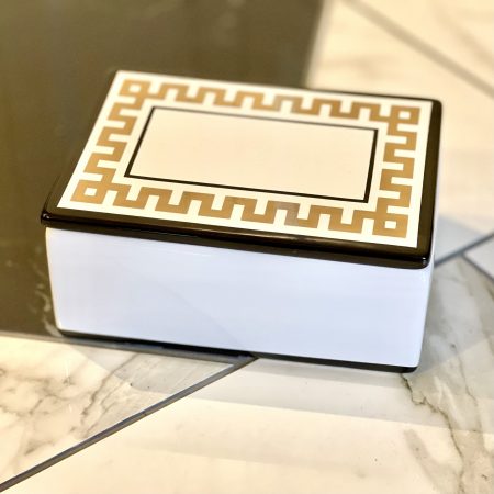 Ask av porslin med lock och gulddekor