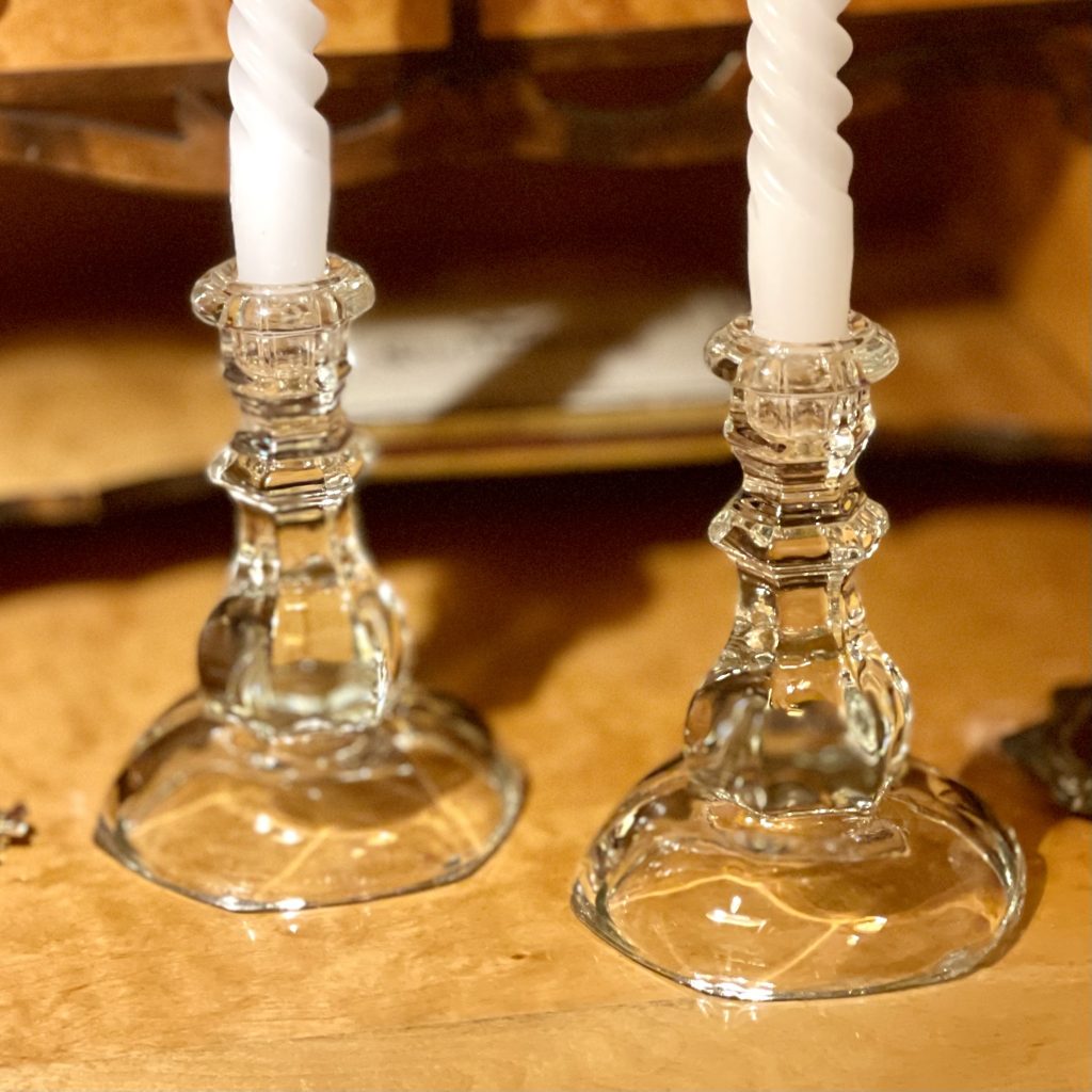 Två ljusstakar av glas