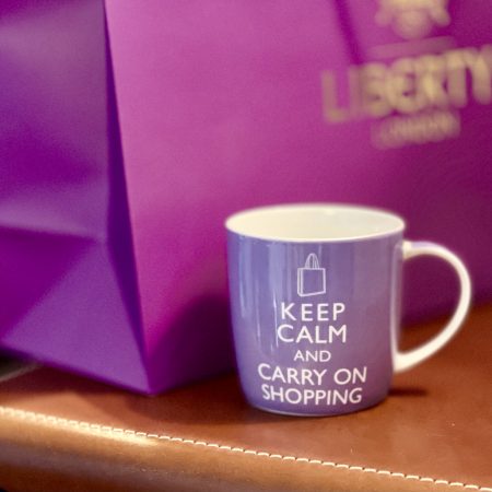 Kopp av porslin ?Keep calm and carry on shopping?