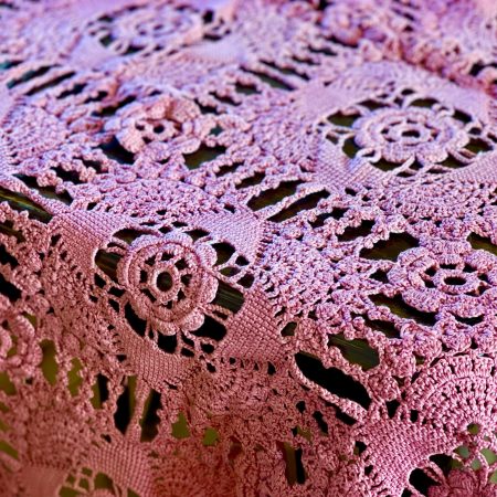 Virkad gammalrosa duk gjord på mormors vis 88x88 cm