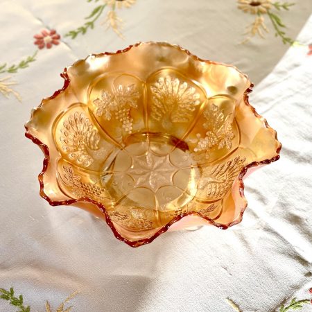 Skål av lysterglas med veckad kant och tre ben