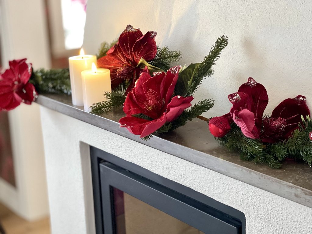 Girlang med gran och röda blommor 160 cm