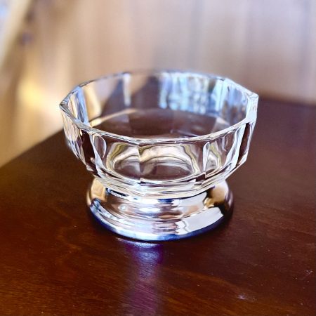 Glasskål med metallfot