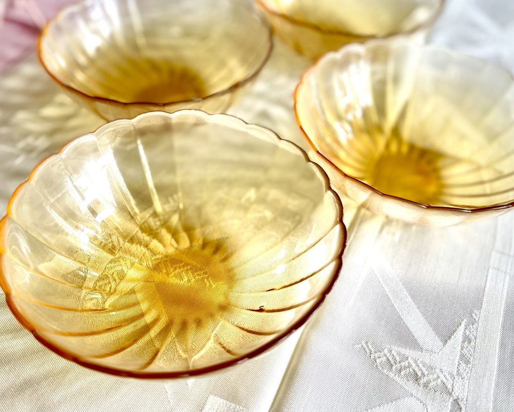 Set med 4 djupa tallrikar av glas