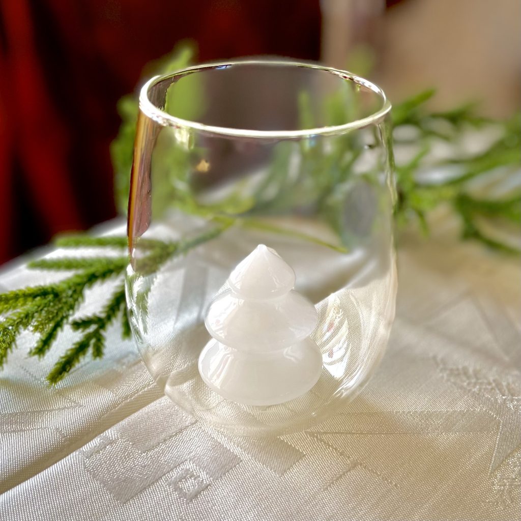 Glas med vit gran