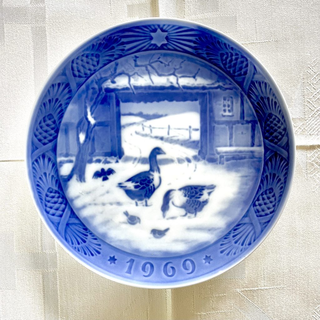 Jultallrik 1969 Royal Copenhagen "I den gamle bondegård"
