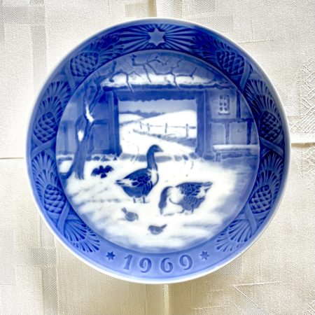 Jultallrik 1969 Royal Copenhagen "I den gamle bondegård"