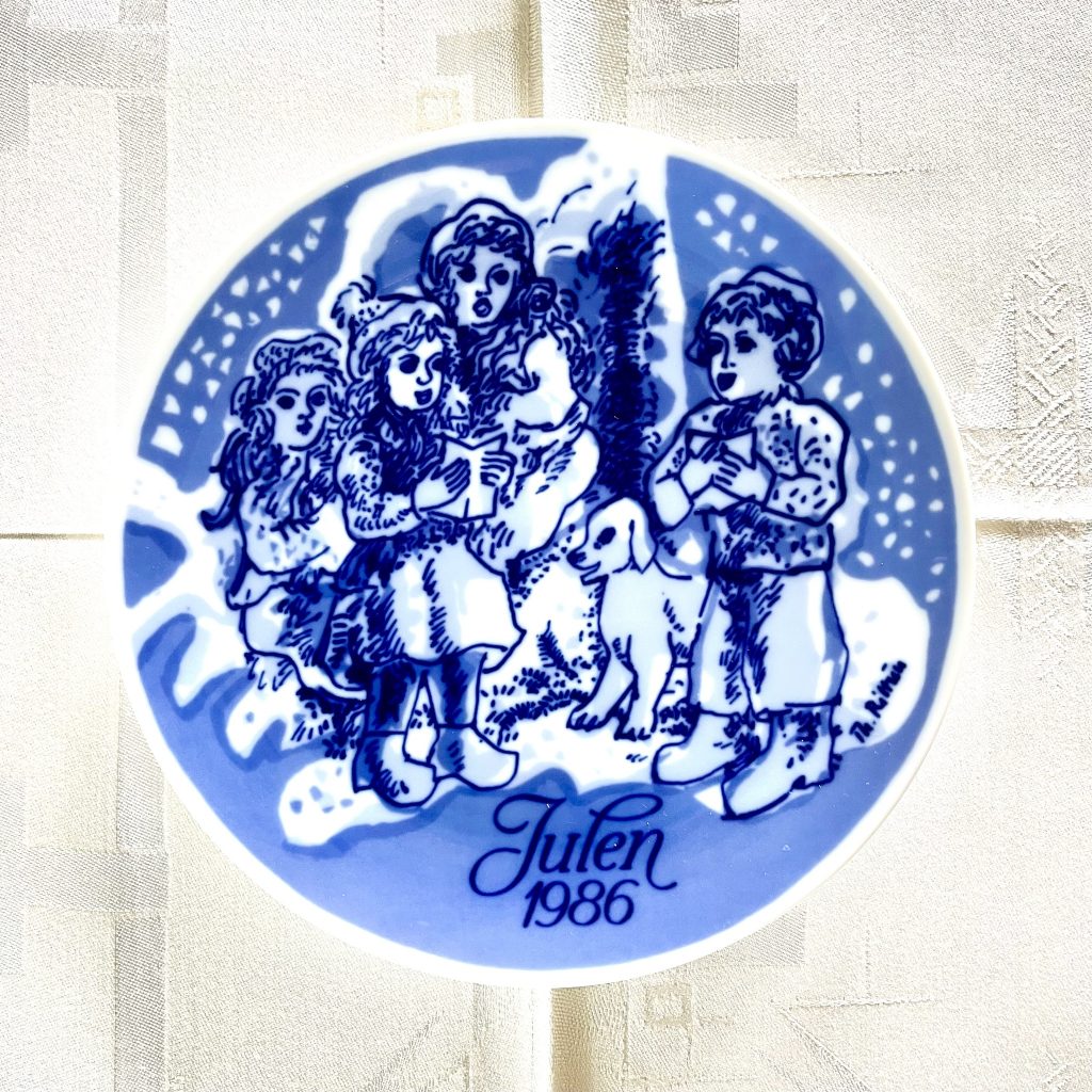 Jultallrik 1986 Porsgrunds porslinsfabrik "Julen synges inn"