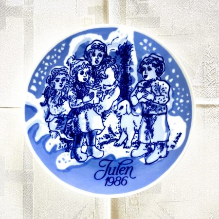 Jultallrik 1986 Porsgrunds porslinsfabrik "Julen synges inn"