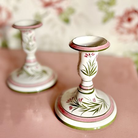 Ett par handmålade ljusstakar