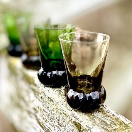 Fyra munblåsta snapsglas