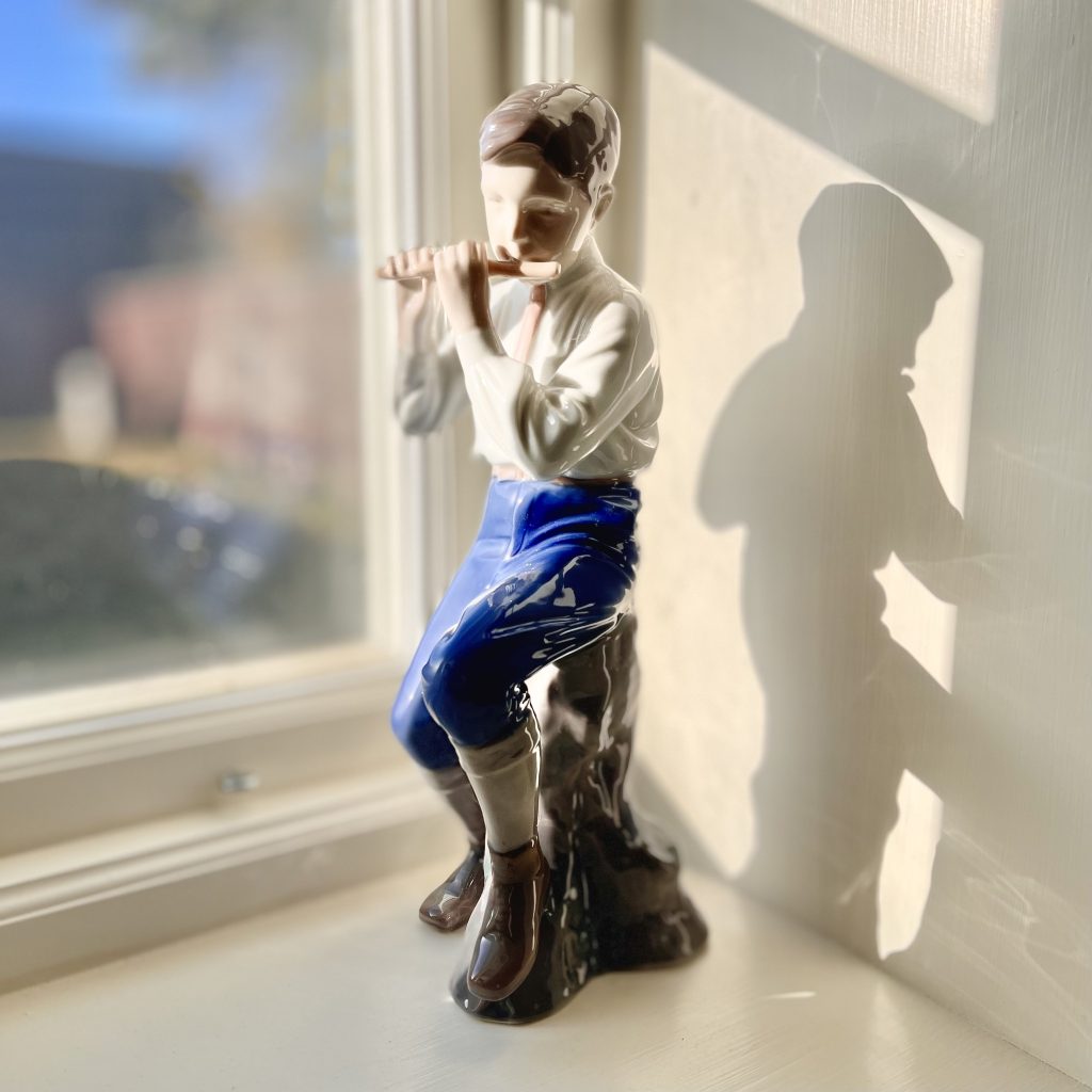 Figurin Pojke med flöjt Bing & Grøndahl