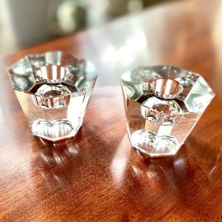 Ett par facettslipade ljusstakar kristall